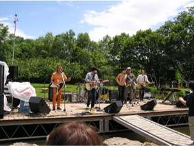 野外コンサートの風景