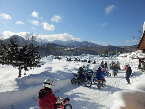 バイクに乗り込む